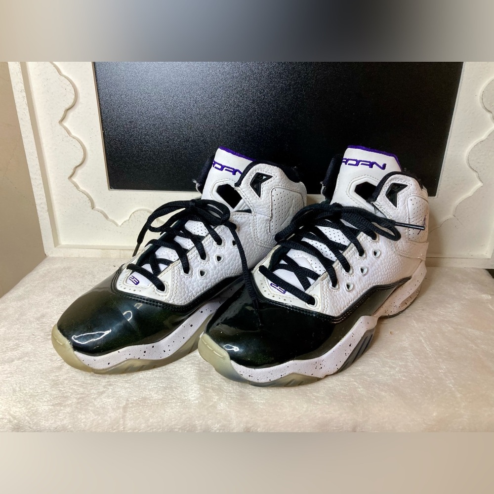 AIR JORDAN CK1425-115 WHITE COURT PURPLE B'LOYAL GS
SNEAKERS SIZE 4Y (Adult 6)